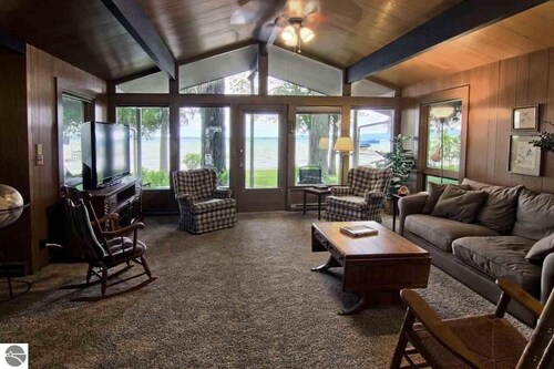 Beautiful Lakefront Home on the South Shore of Big Glen Lake