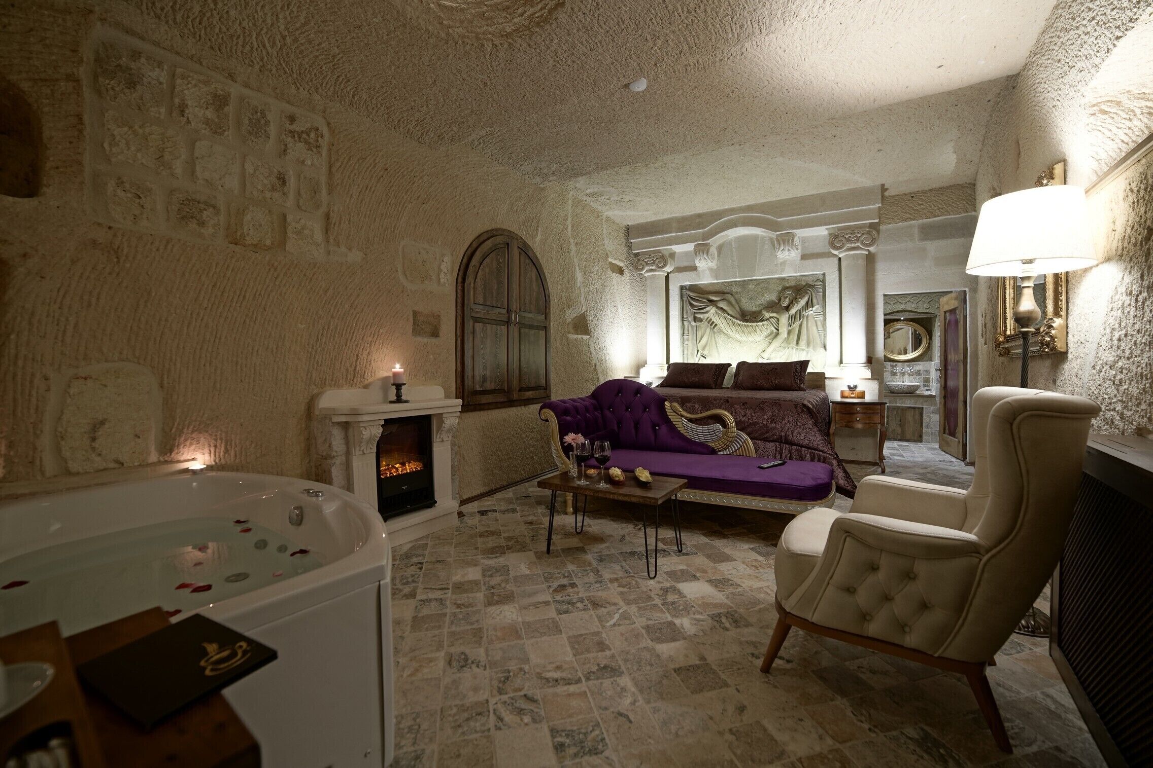 honeymoon room, jetted tub | 1 bedroom, minibar, in-room safe, individually furnished