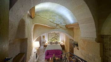 Deluxe Double Room | Minibar, in-room safe, individually furnished, free WiFi