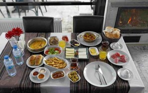 فطور من الأطباق المحلية مجانًا يوميًا