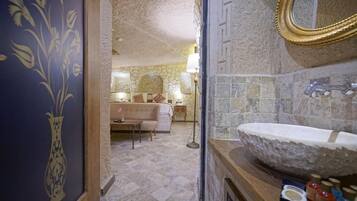 Deluxe Cave Room | Bathroom | Free toiletries, hair dryer, slippers, towels