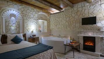 Triple Room | Minibar, in-room safe, individually furnished, free WiFi