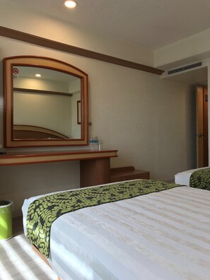 Quarto quádruplo luxo, 2 camas de casal, para não fumantes | Wi-Fi de cortesia, roupa de cama
