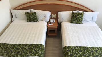 Habitación cuádruple Deluxe, 2 camas matrimoniales, para no fumadores | Wifi gratis y ropa de cama