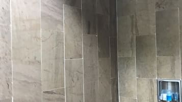 Douche, articles de toilette gratuits, sĂšche-cheveux