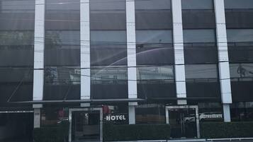 Vista frontal de la propiedad