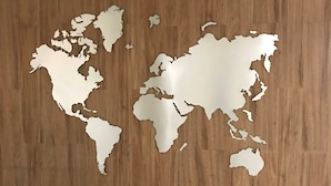 Une carte du monde murale avec un cadre en bois.