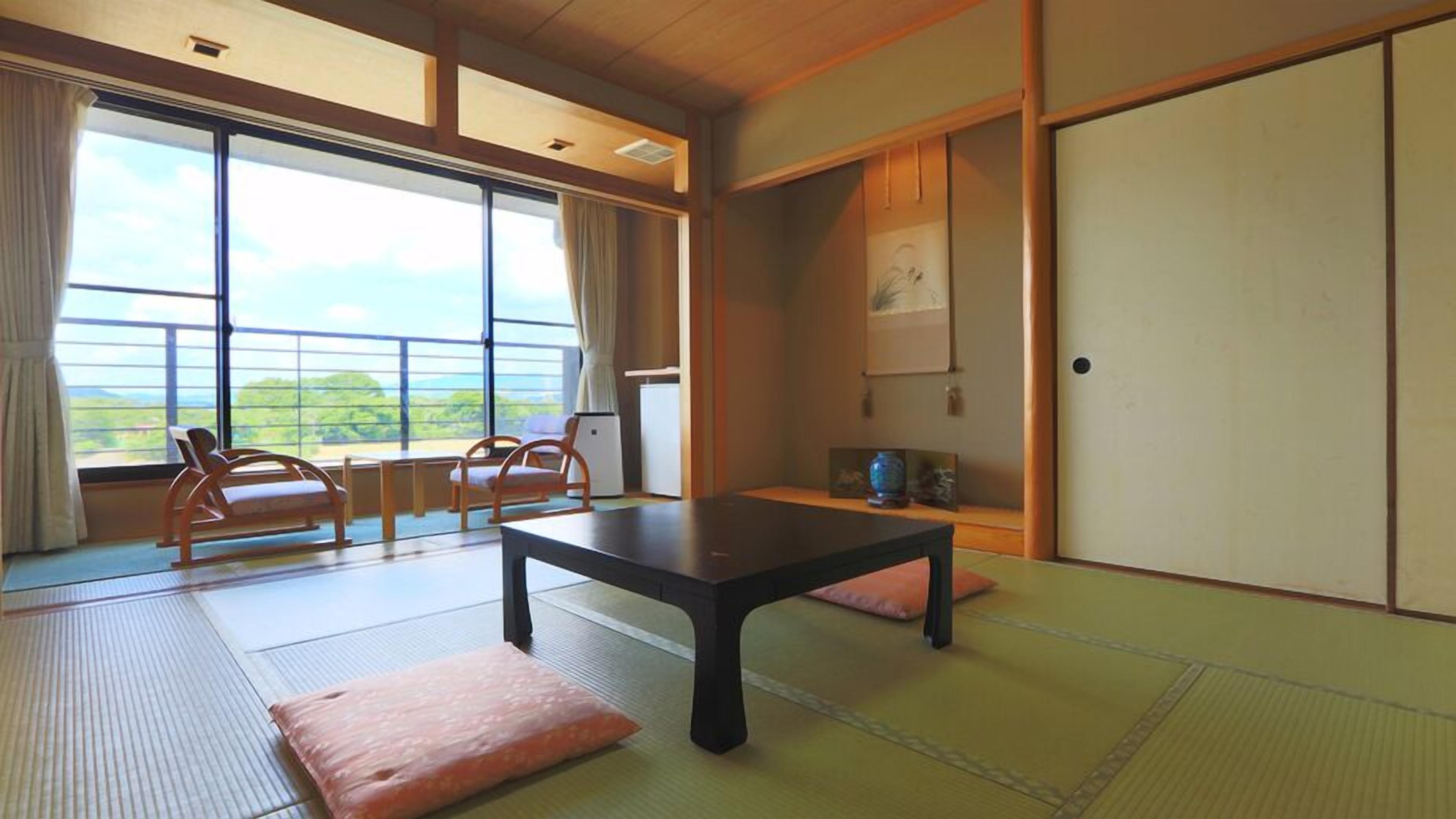 Ein traditioneller japanischer Raum mit Tatami-Boden, einem niedrigen Tisch und Schiebetüren.