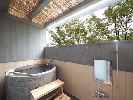 Outdoor spa tub. Kannawa Onsen Zekkei No Yado Sakuratei
