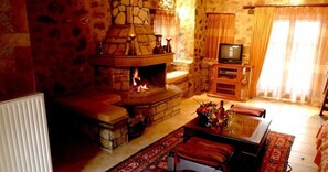 Apartment (Split Level with Fireplace & Spa Bath) | Living room | Flat-screen TV