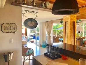 House | Private kitchen | Full-sized fridge - Villa The Mansion (Búzios)