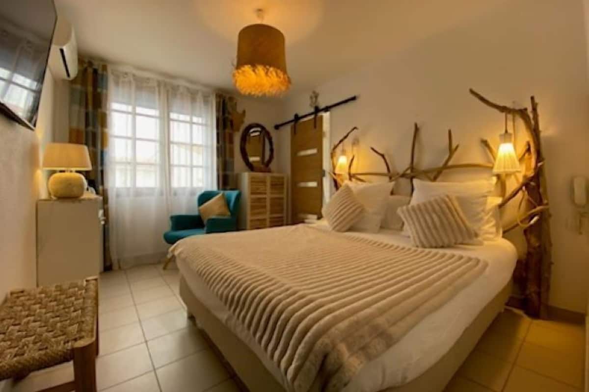 Peralatan tempat tidur premium, tilam berlapik, meja, Wi-fi percuma