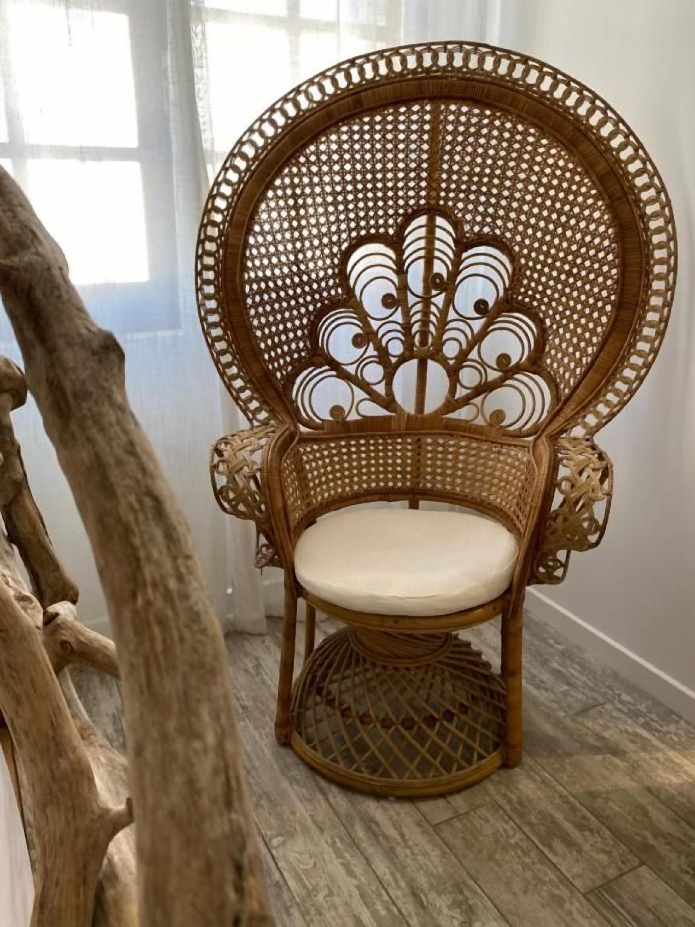 Una silla de mimbre con respaldo redondo y asiento acolchado.