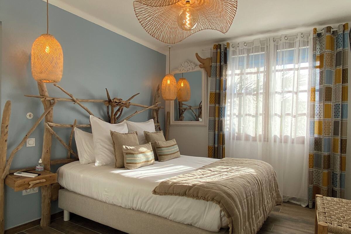Double Room (La Plage) | Peralatan tempat tidur premium, tilam berlapik, meja, Wi-fi percuma
