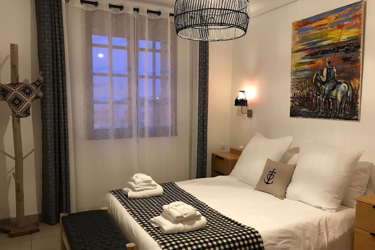 Peralatan tempat tidur premium, tilam berlapik, meja, Wi-fi percuma