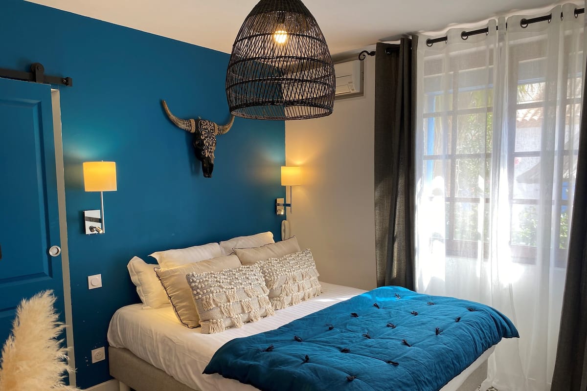 Junior Suite (La Camargue) | Peralatan tempat tidur premium, tilam berlapik, meja, Wi-fi percuma