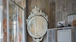 Une salle de bain avec une douche, un lavabo et des toilettes.