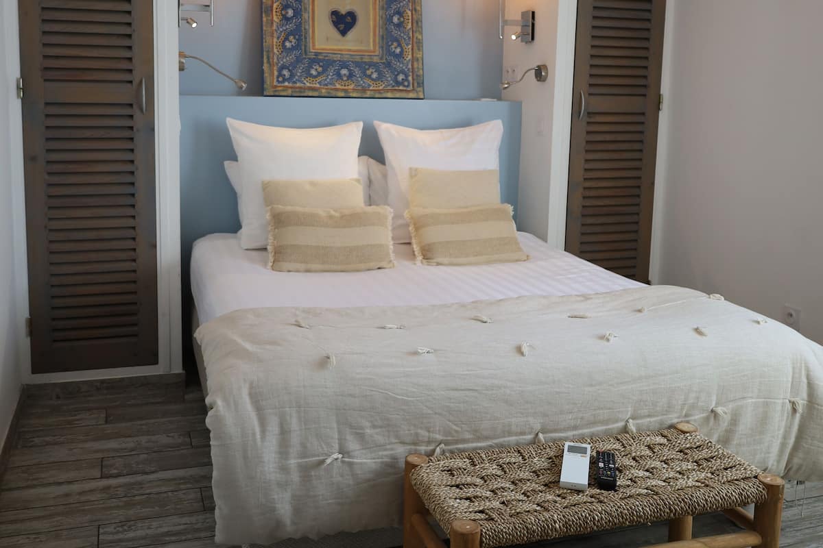 Double Room (Les Launes 4) | Peralatan tempat tidur premium, tilam berlapik, meja, Wi-fi percuma