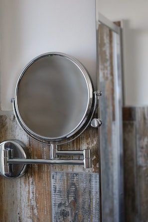 Junior-Doppelzimmer (La Bohème en Roulotte) | Badezimmer | Dusche, Regendusche, kostenlose Toilettenartikel, Haartrockner