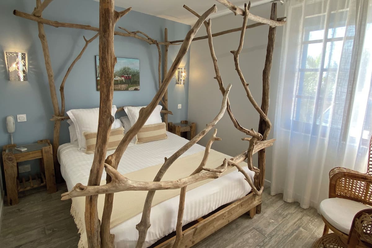 Junior Double Room (La Bohème en Roulotte) | Peralatan tempat tidur premium, tilam berlapik, meja, Wi-fi percuma