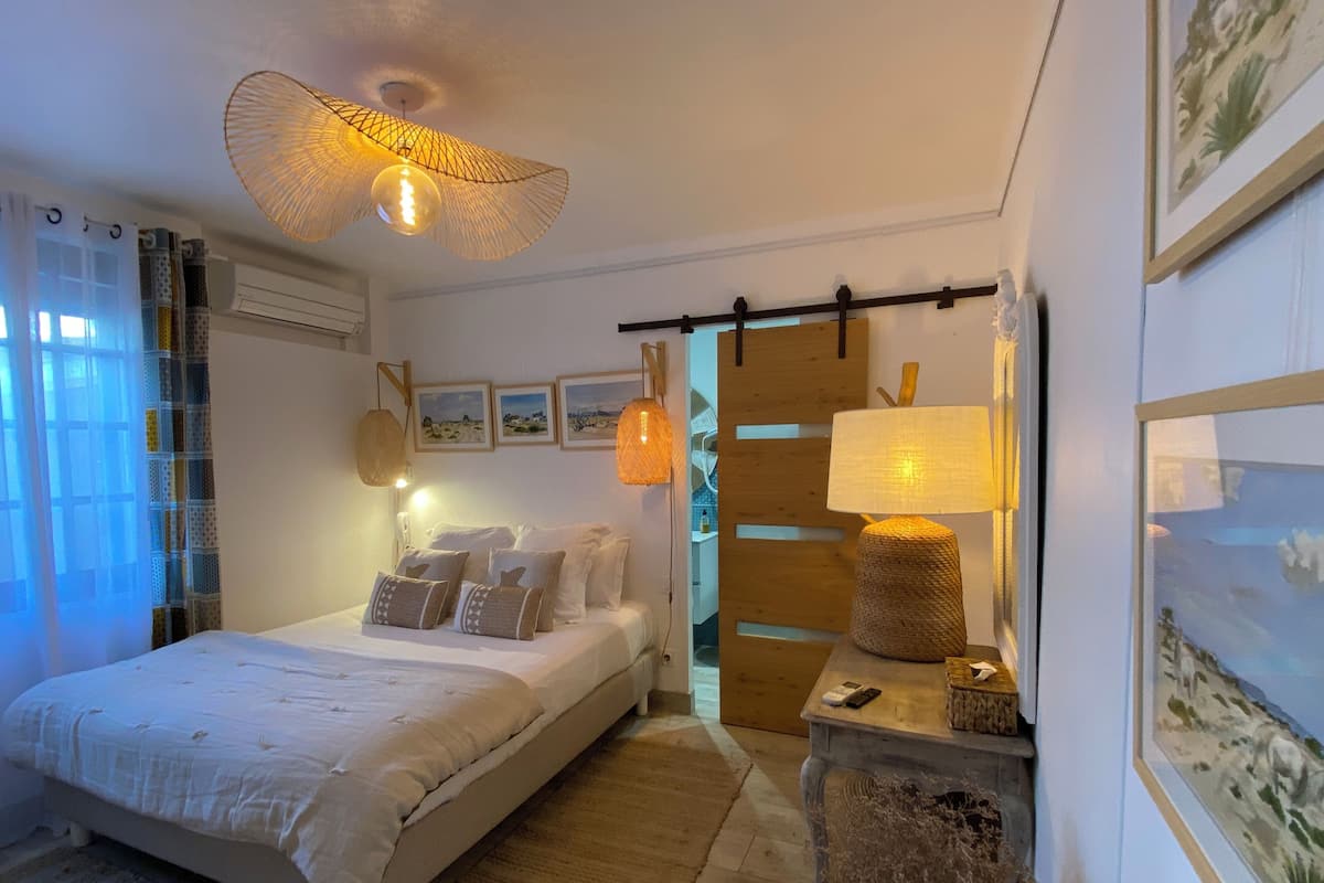 Junior Suite (Plage-Est) | Peralatan tempat tidur premium, tilam berlapik, meja, Wi-fi percuma