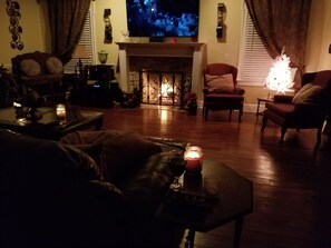 Smart TV, Netflix, DVD player, pay movies