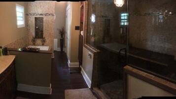 Separate bathtub and shower, jetted bath, rainfall showerhead