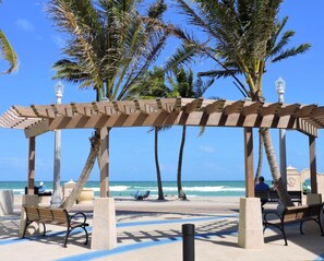 Sundeck - Ocean View 2/1 for 8 1/2 Block to Beach With Patio (Hollywood)