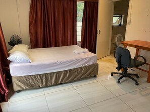 1 dormitorio, escritorio, tabla de planchar con plancha y wifi gratis