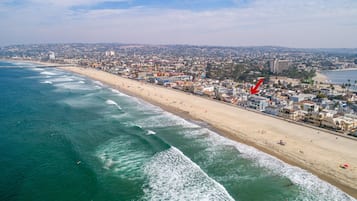 Nära stranden, solstolar och strandhanddukar