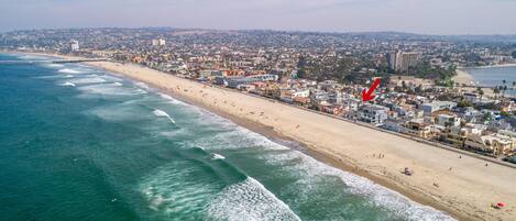 Beach nearby, sun loungers, beach towels