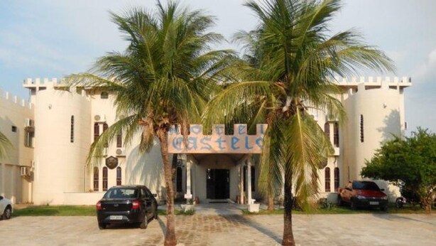 A castle-like building with a sign reading "Castelo." - Hotel Castelo (Palmas)
