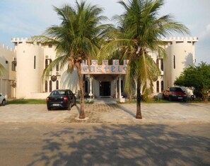 Un edificio parecido a un castillo con un letrero que dice "Castelo".