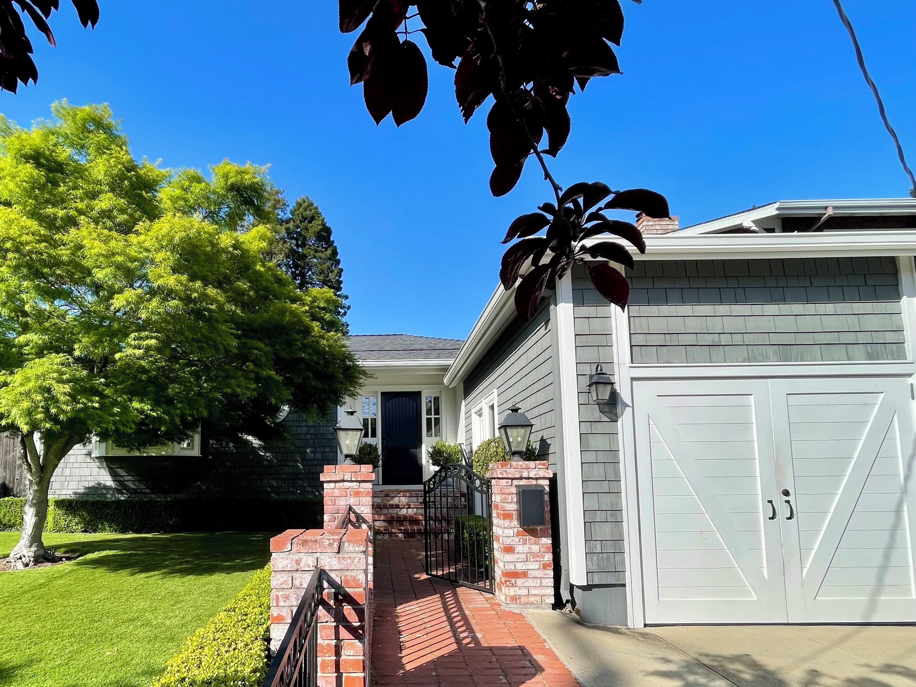 Sunny and Chic Family Home, Walking Distance to Downtown