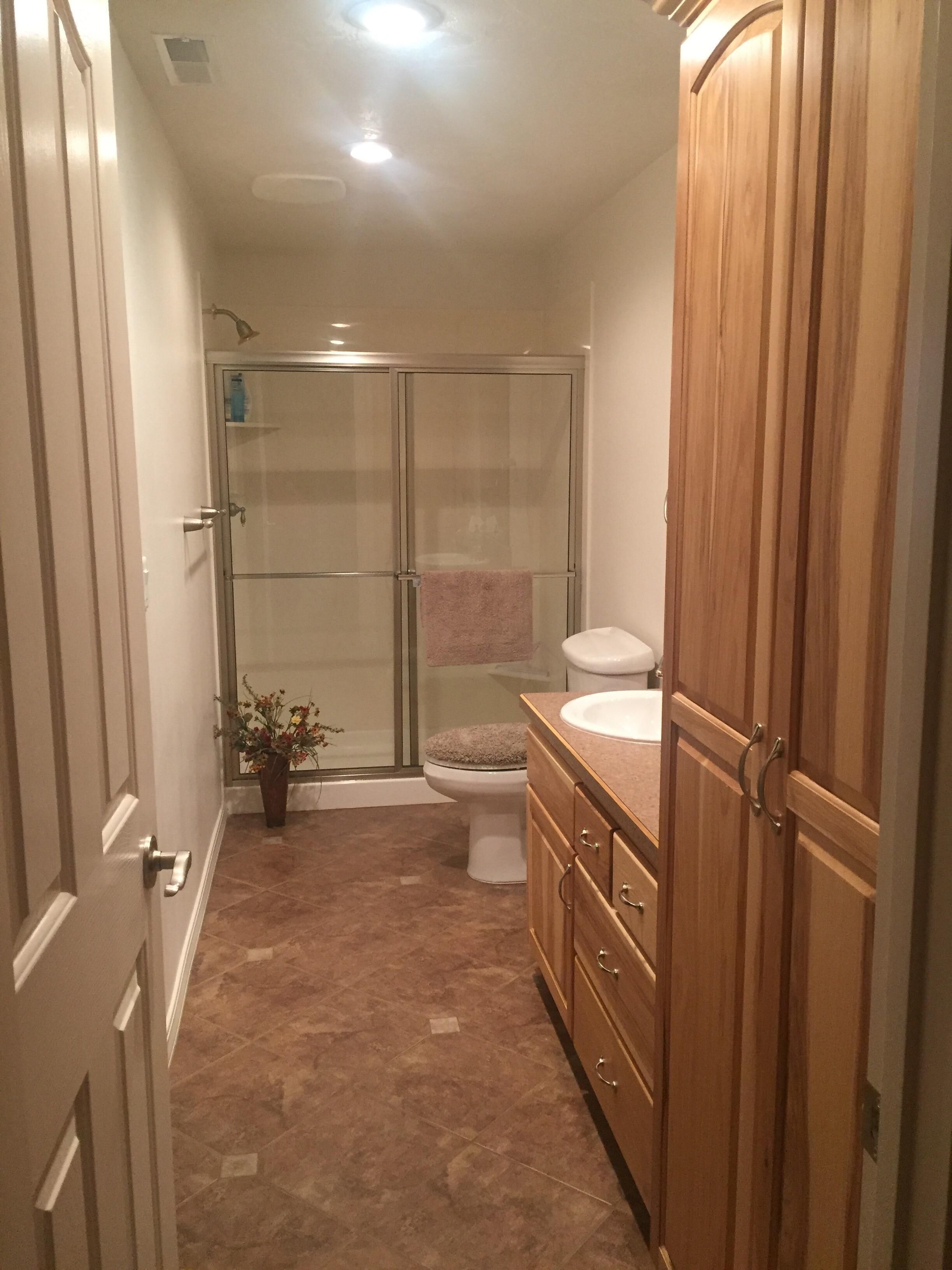 Badewanne, Whirlpool, Haartrockner, Handtücher