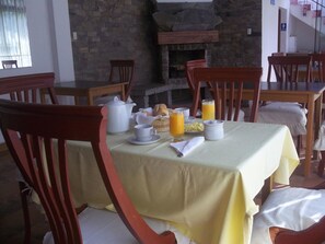 Desayuno continental (USD 7 por persona) 