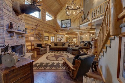 Dana Rosa - Real Log Cabin with AC!
