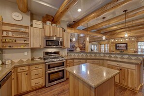 Kylskåp, mikrovågsugn, ugn och spishäll