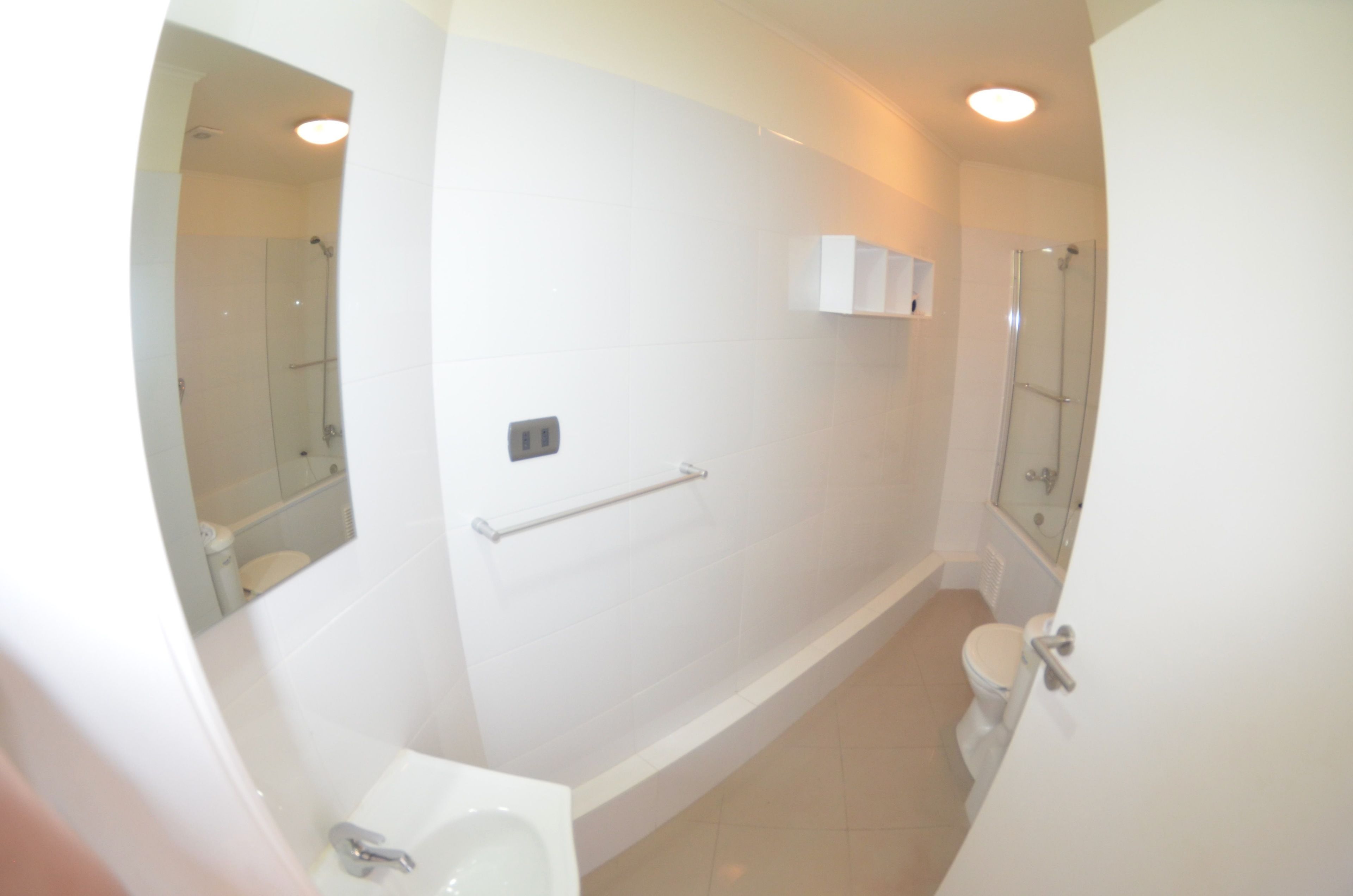 Un baño con bañera, inodoro y ducha.