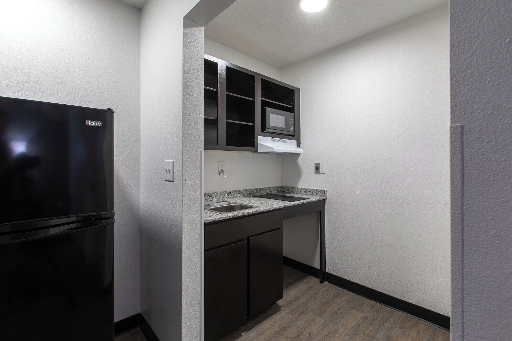 Coffee/tea maker, fridge, microwave