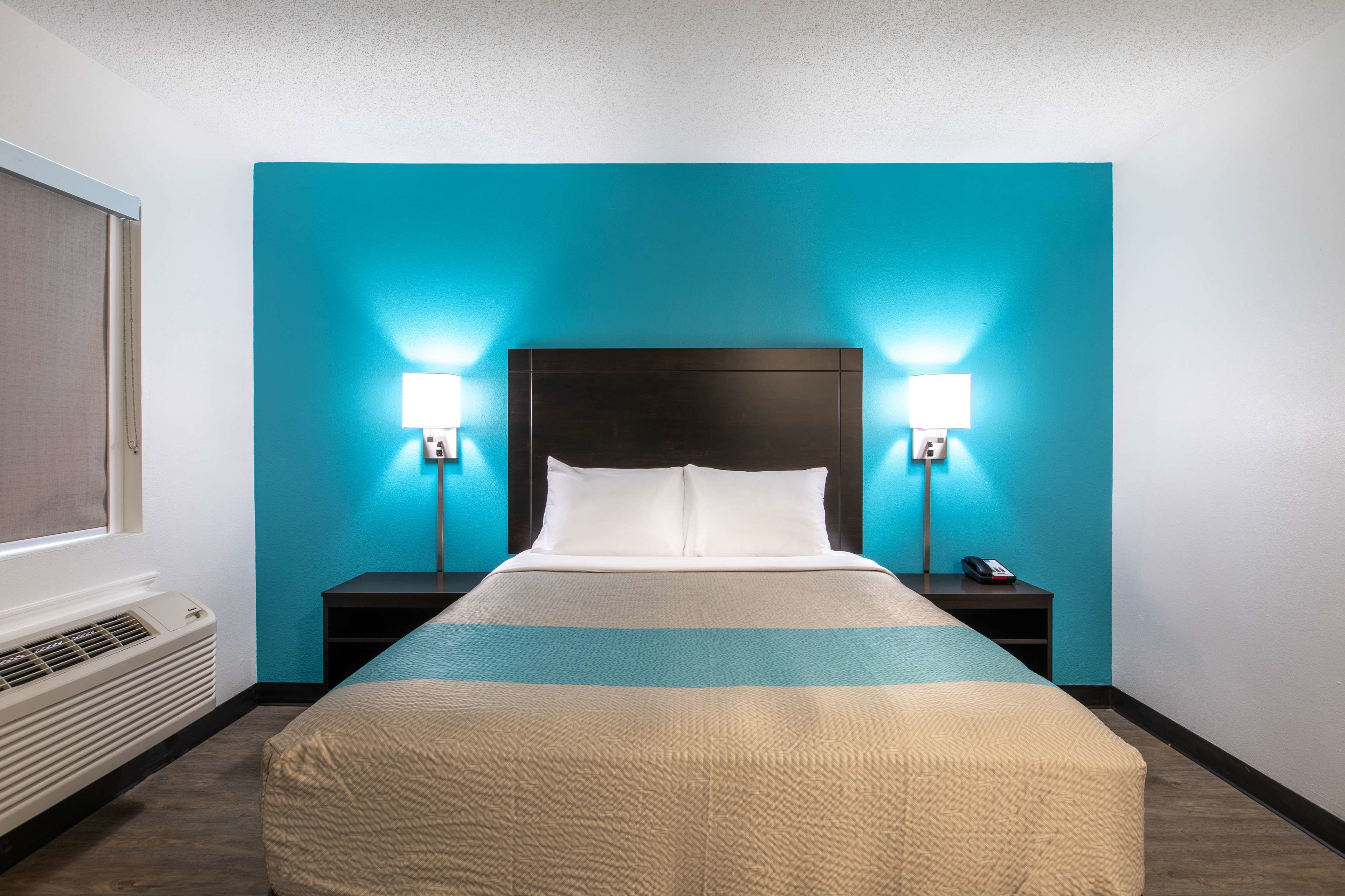 Escritorio, espacio para trabajar con un portátil, cortinas opacas