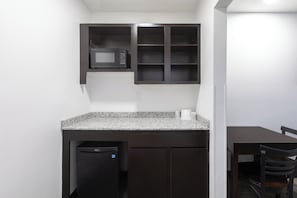 Desk, laptop workspace, blackout drapes, free WiFi - Motel 6 Greenville, SC - I-85 Near Downtown (Greenville)