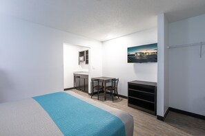 Escritorio, espacio para trabajar con laptop y cortinas blackout 