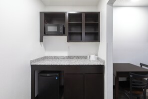 Escritorio, espacio para trabajar con un portátil, cortinas opacas