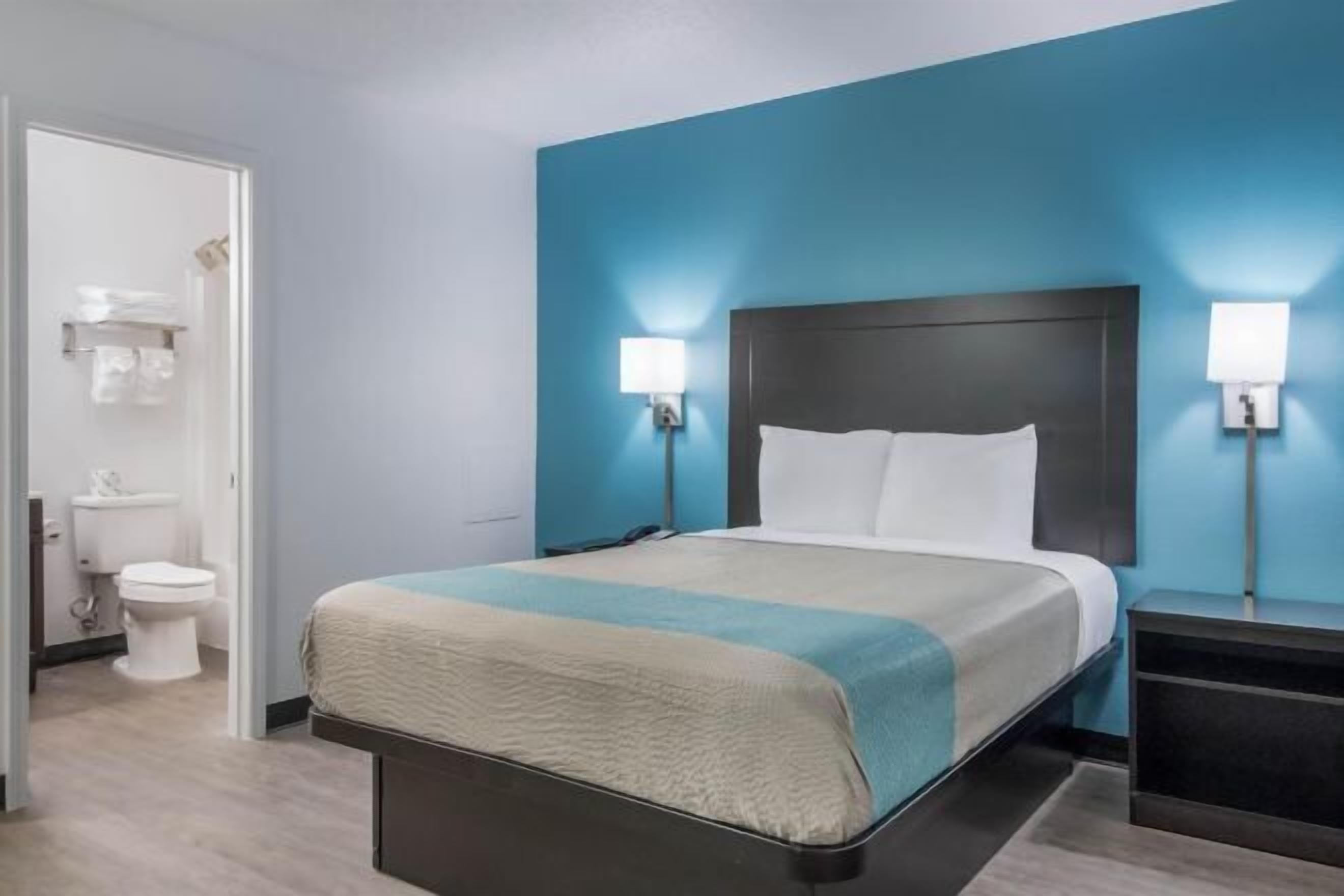 办公桌、笔记本电脑工作区、遮光窗帘、免费 WiFi