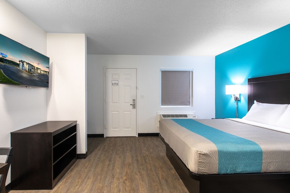 Escritorio, espacio para trabajar con laptop y cortinas blackout