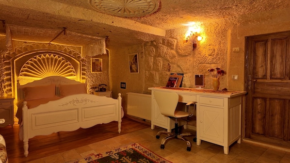 Deluxe suite | 1 slaapkamer, luxe beddengoed, een minibar, een strijkplank/strijkijzer