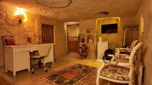 Deluxe Suite | Living area