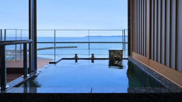 Un espacio de spa con vistas al océano.