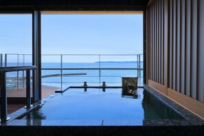A spa area with a view of the ocean. - Hanashibuki (Tateyama)